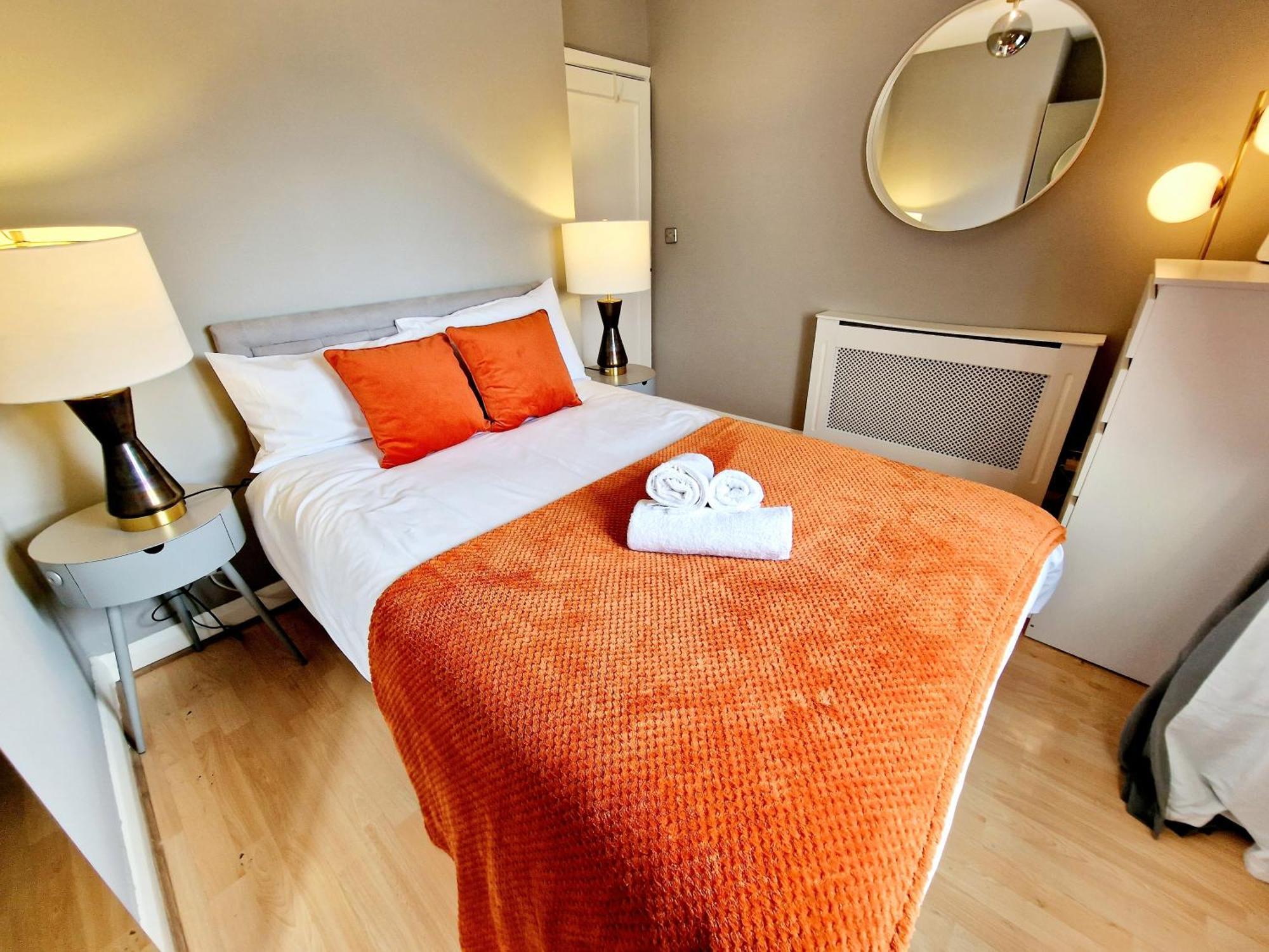 Brilliant 3 Bedroom's In Hyde Park With Elevator - 1 Flight Of Stairs Only *