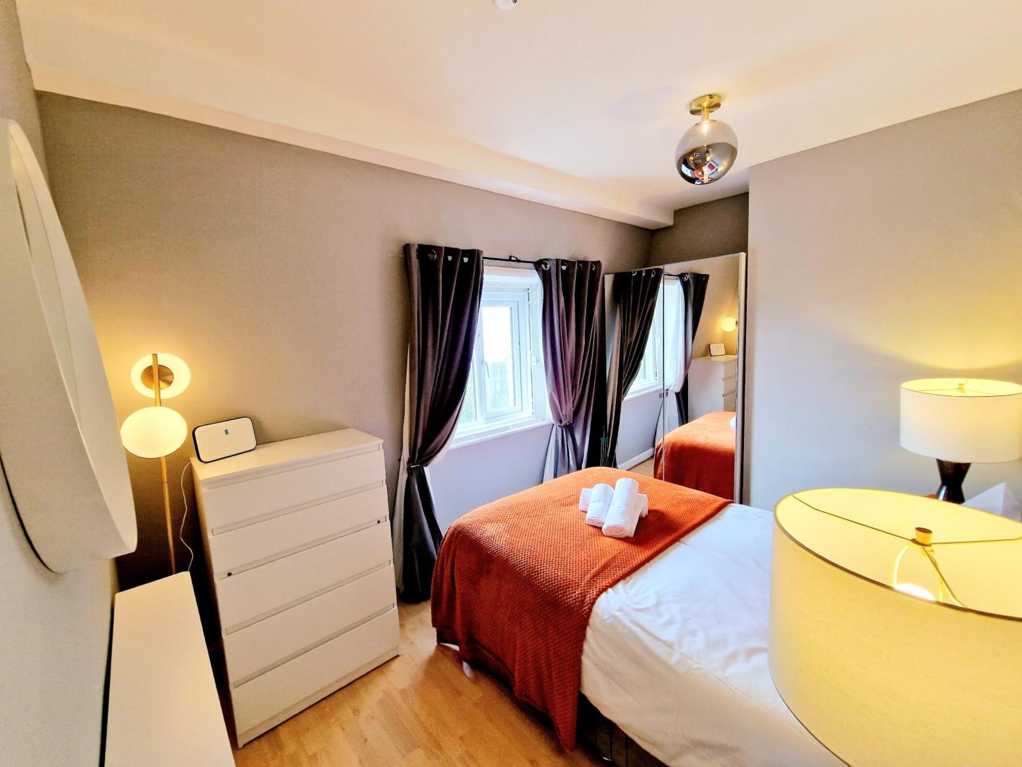 Brilliant 3 Bedroom's In Hyde Park With Elevator - 1 Flight Of Stairs Only Apartamento