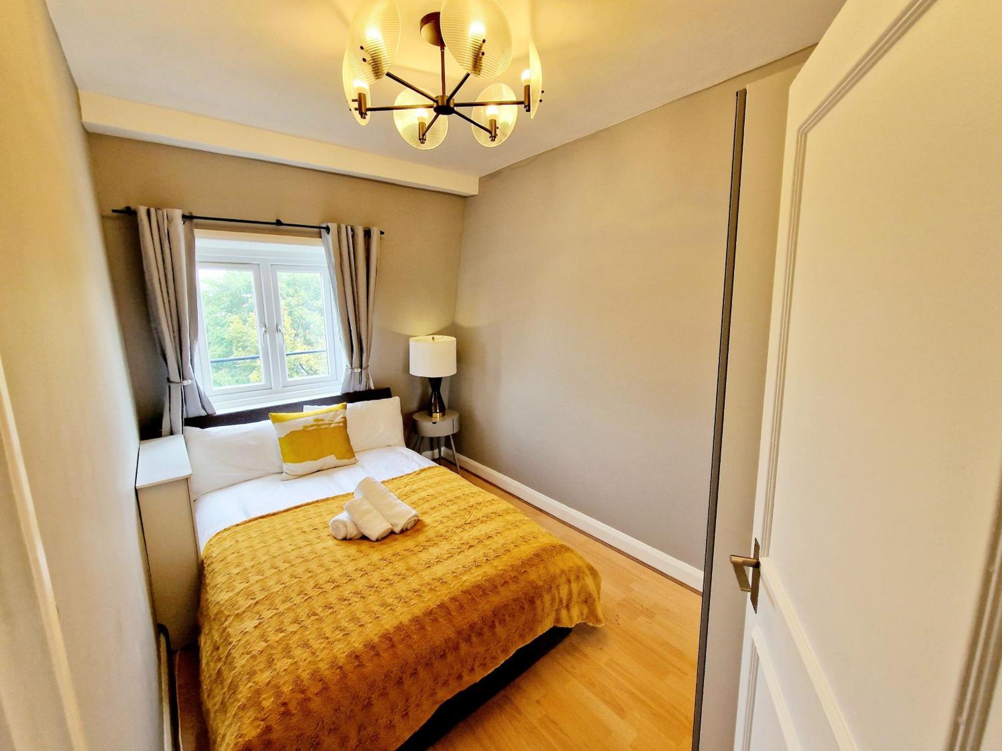 Brilliant 3 Bedroom's In Hyde Park With Elevator - 1 Flight Of Stairs Only *