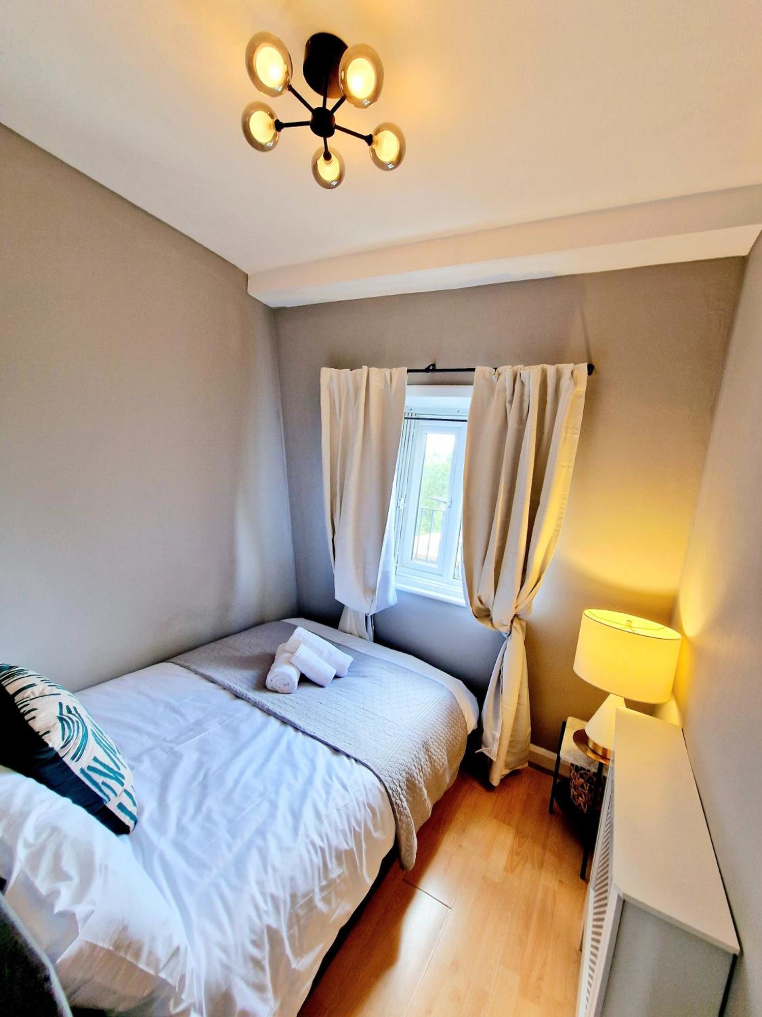 Brilliant 3 Bedroom's In Hyde Park With Elevator - 1 Flight Of Stairs Only