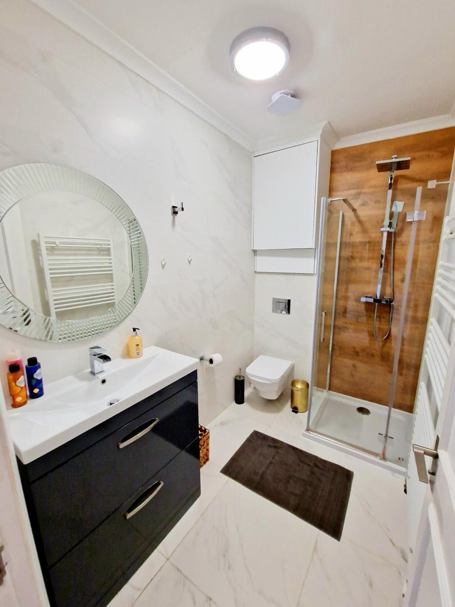 Brilliant 3 Bedroom's In Hyde Park With Elevator - 1 Flight Of Stairs Only Apartment