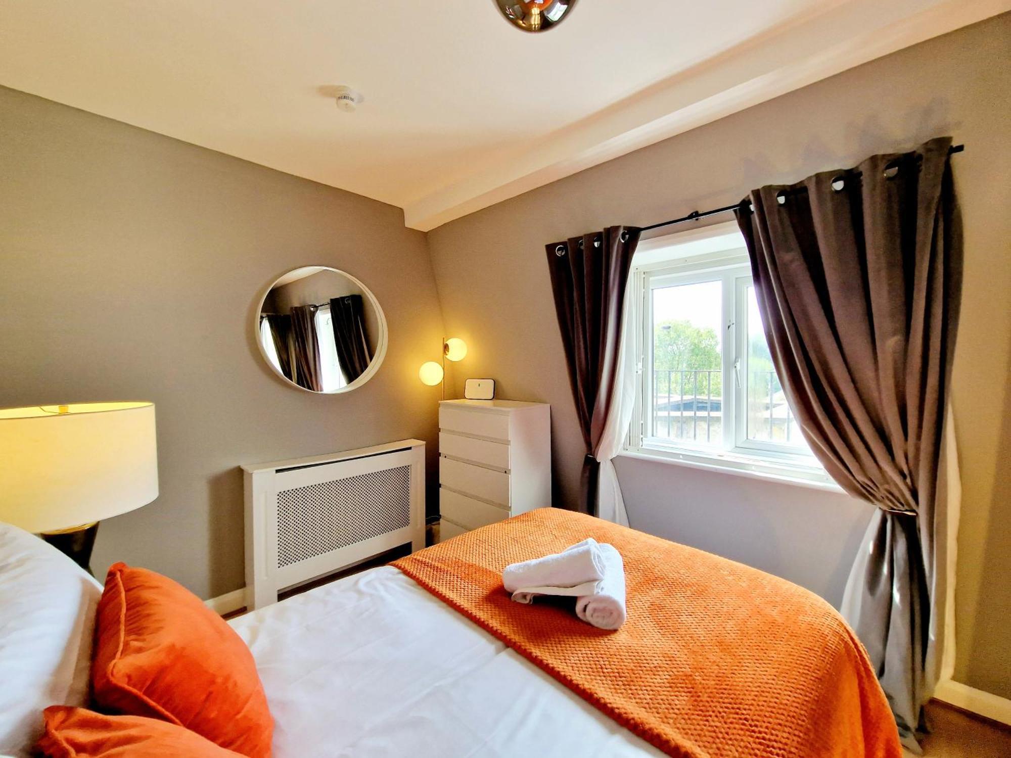 Brilliant 3 Bedroom's In Hyde Park With Elevator - 1 Flight Of Stairs Only *