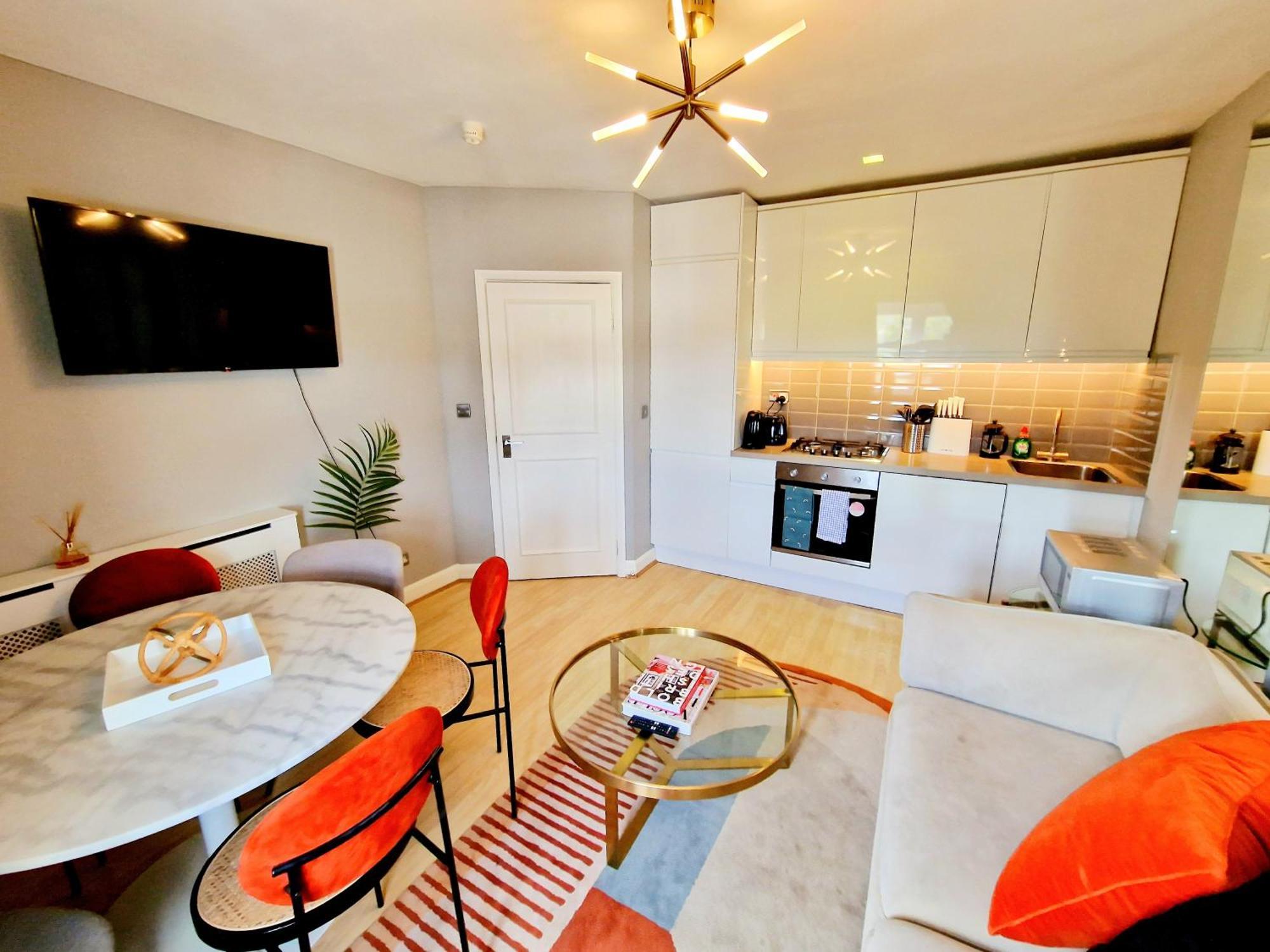 Brilliant 3 Bedroom's In Hyde Park With Elevator - 1 Flight Of Stairs Only