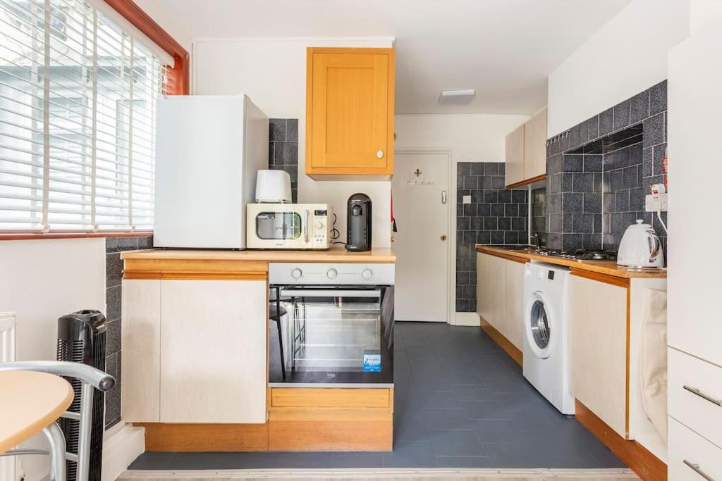 Stylish Ground Floor Garden Flat Nr Londres