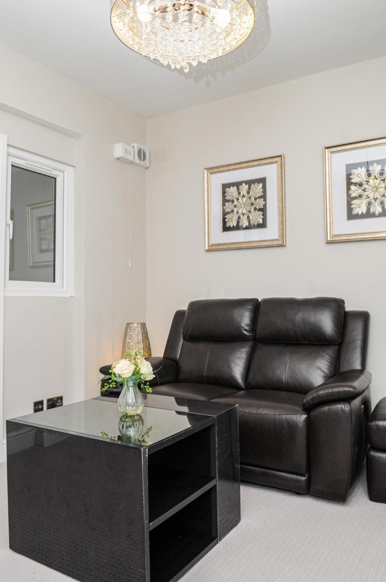 Luxury 5 Star Apartments, Parking, Garden, Near Metro Stations 10-15mins To Apartamento