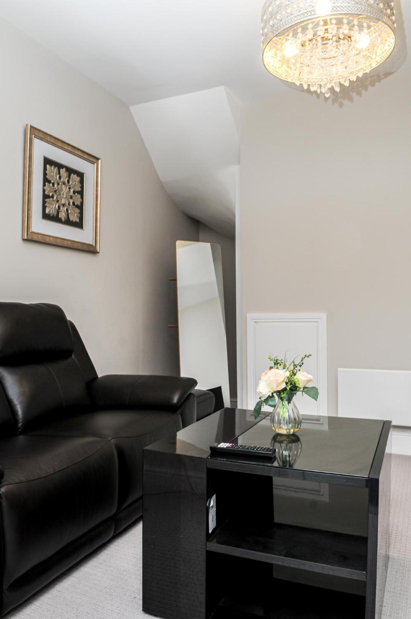 Apartamento Luxury 5 Star Apartments, Parking, Garden, Near Metro Stations 10-15mins To *