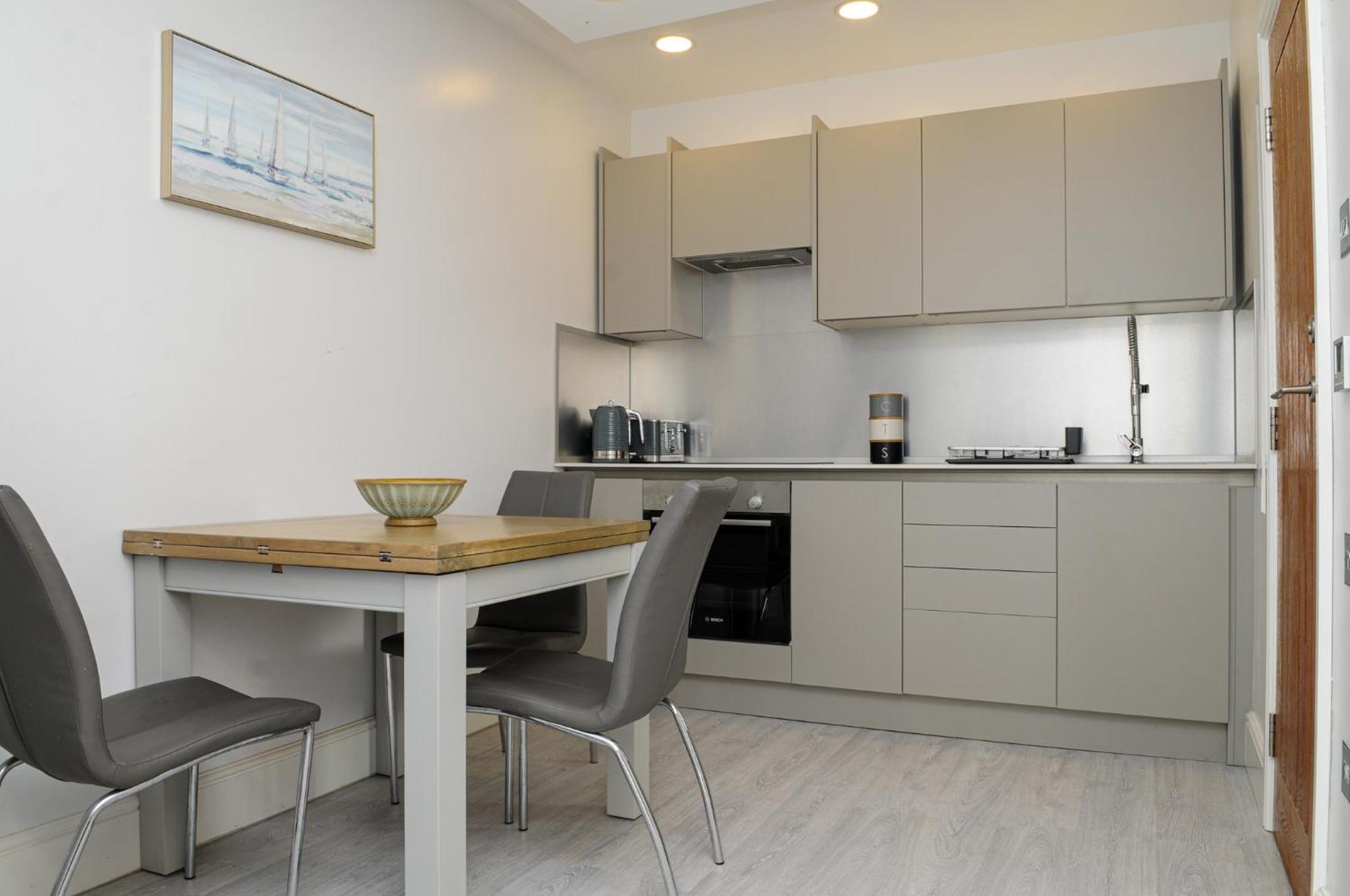 Luxury 5 Star Apartments, Parking, Garden, Near Metro Stations 10-15mins To Apartamento Londres