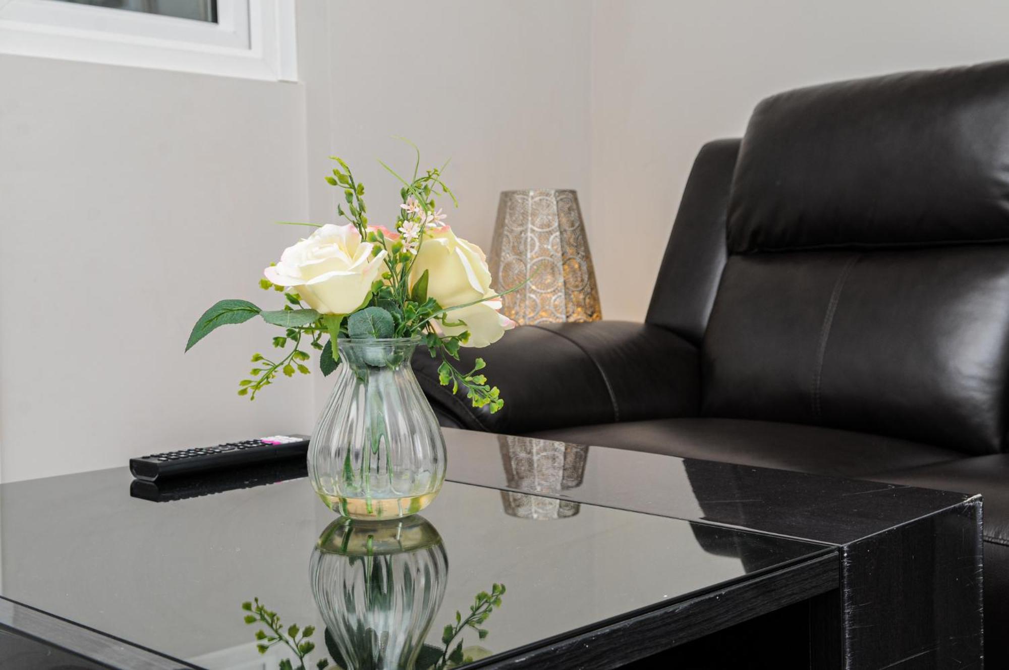 Luxury 5 Star Apartments, Parking, Garden, Near Metro Stations 10-15mins To Apartamento