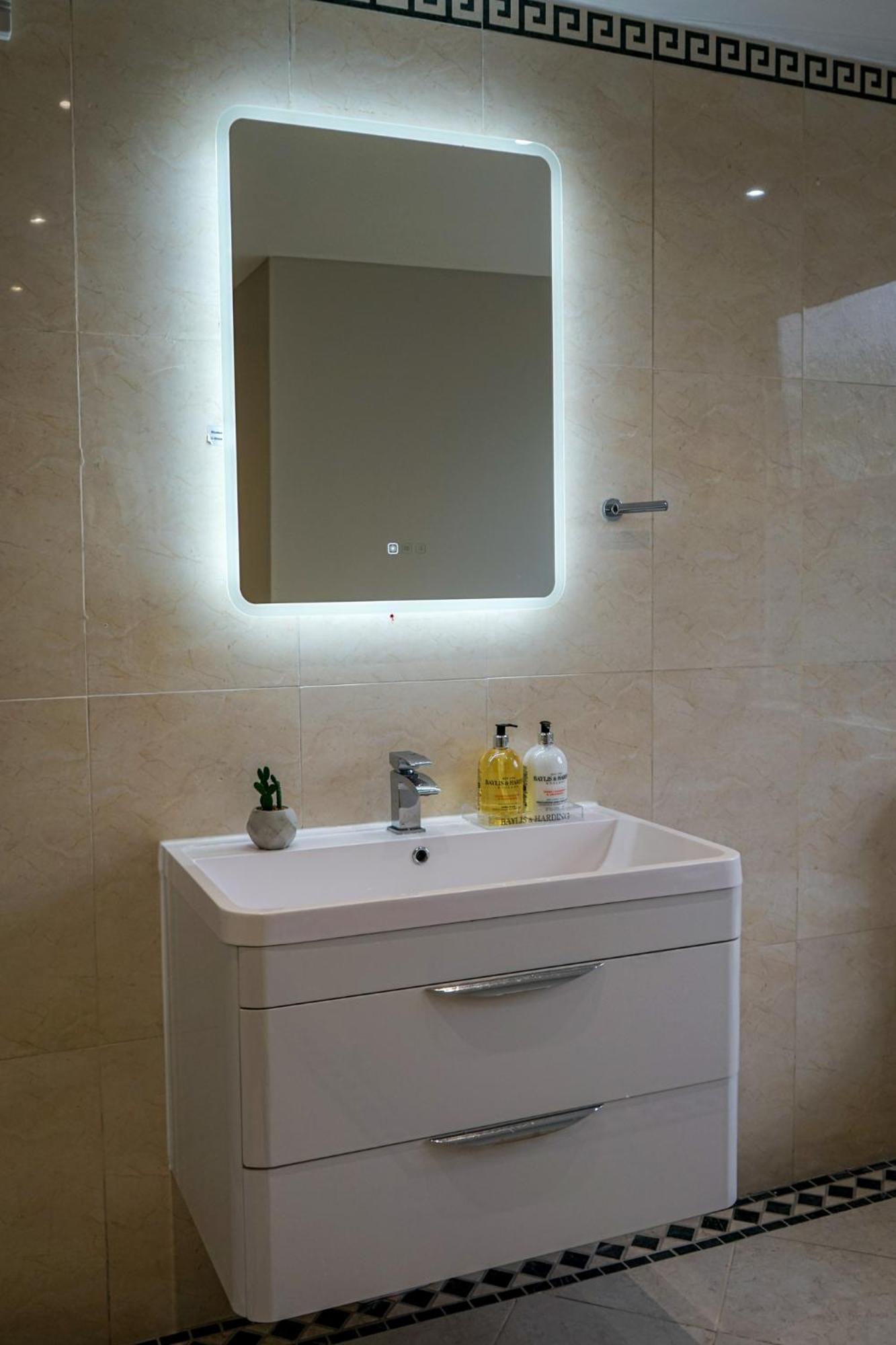 Luxury 5 Star Apartments, Parking, Garden, Near Metro Stations 10-15mins To Apartamento *