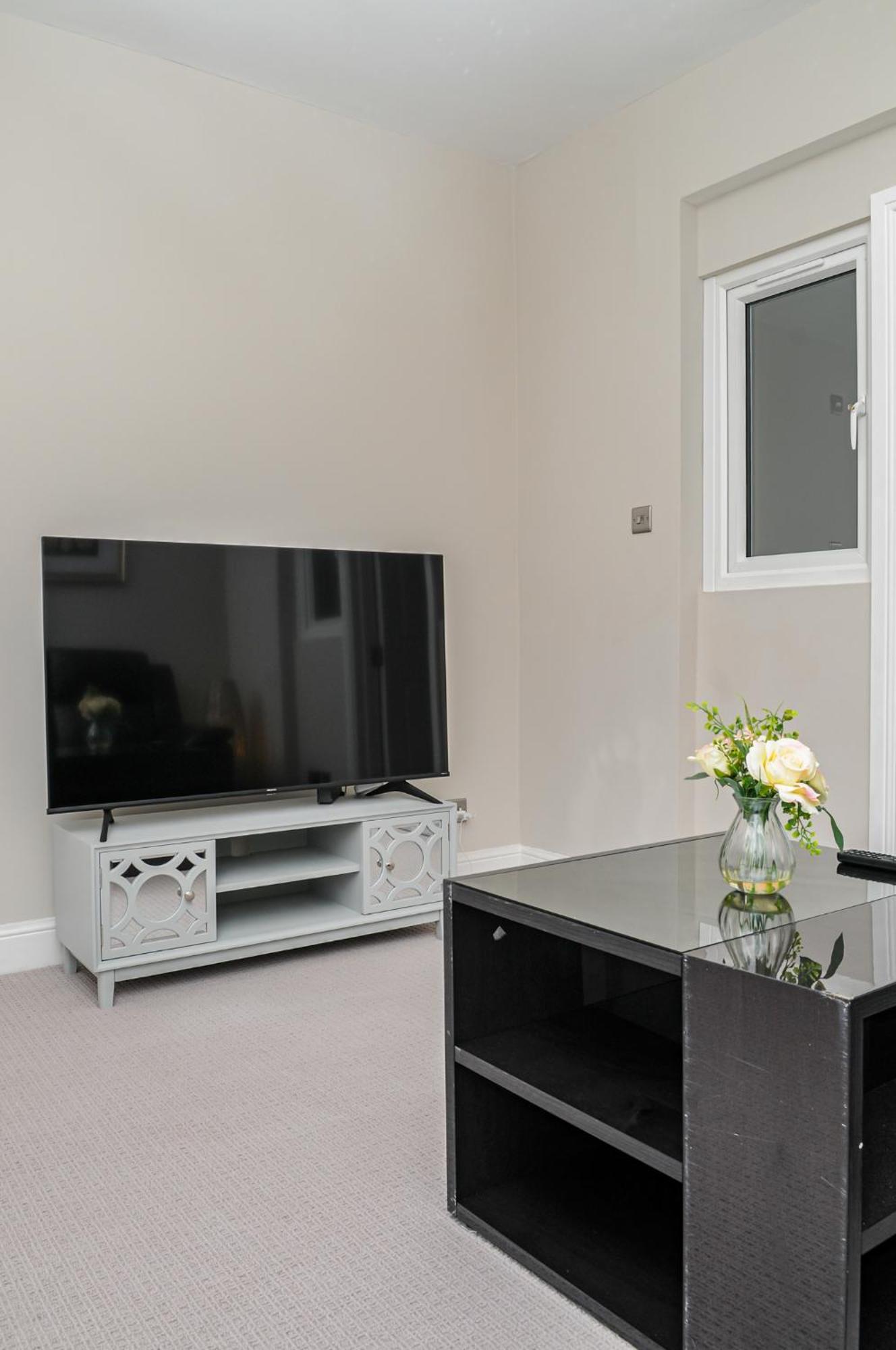 Luxury 5 Star Apartments, Parking, Garden, Near Metro Stations 10-15mins To Apartamento Londres