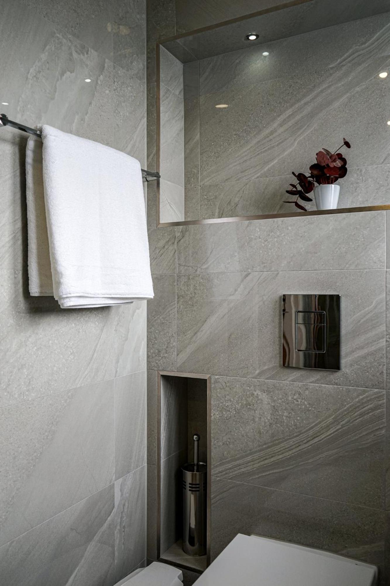 Luxury 5 Star Apartments, Parking, Garden, Near Metro Stations 10-15mins To Apartamento