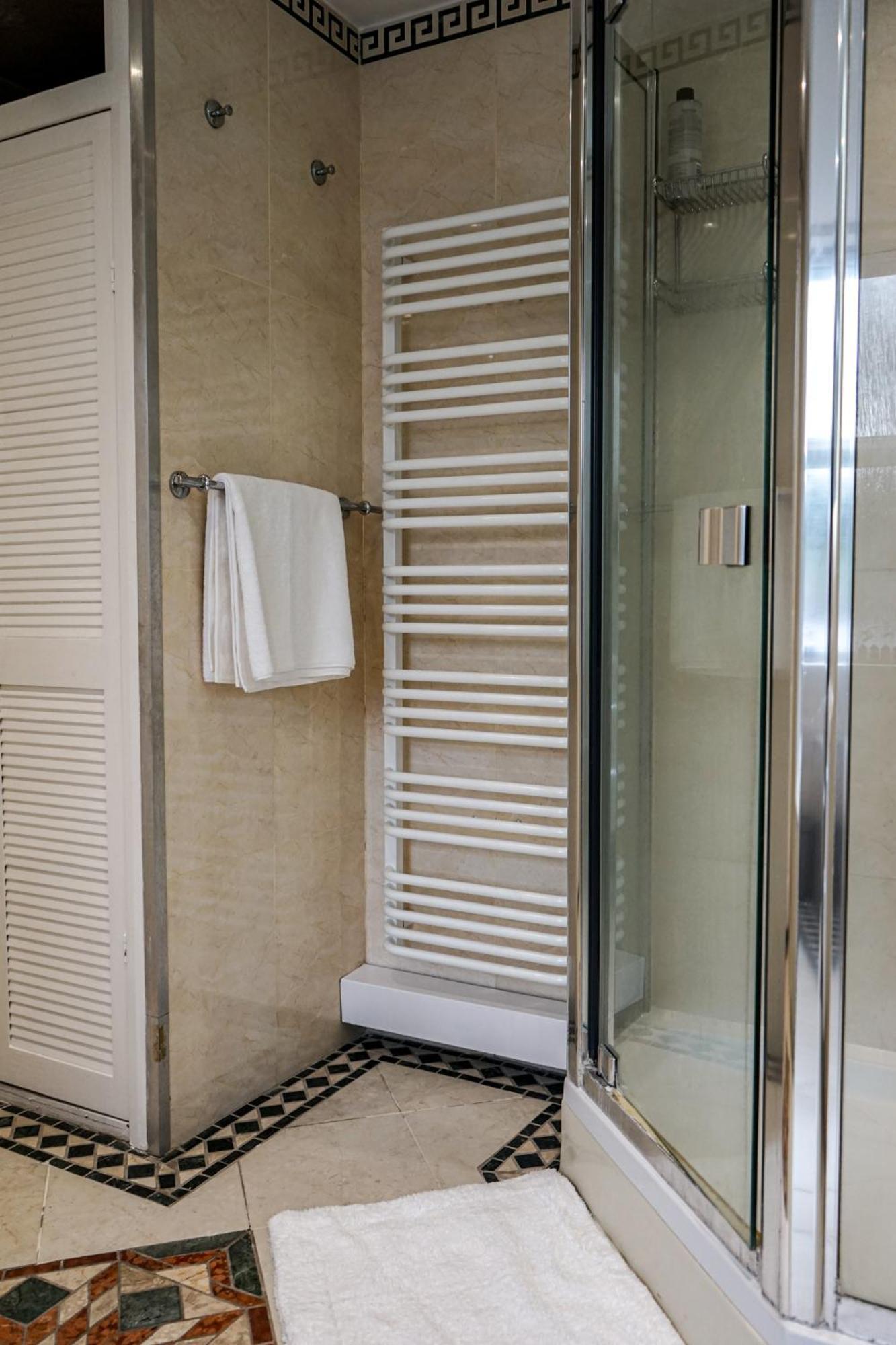 Luxury 5 Star Apartments, Parking, Garden, Near Metro Stations 10-15mins To Apartamento *