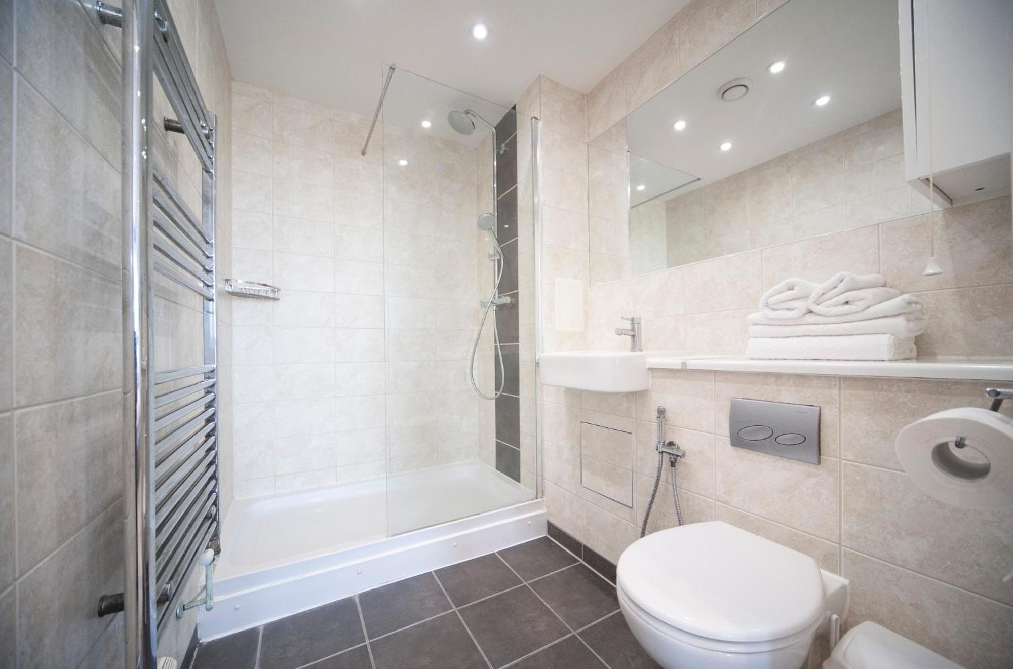 Floor - 2 Bed/2 Bath + Private Balcony * Londres