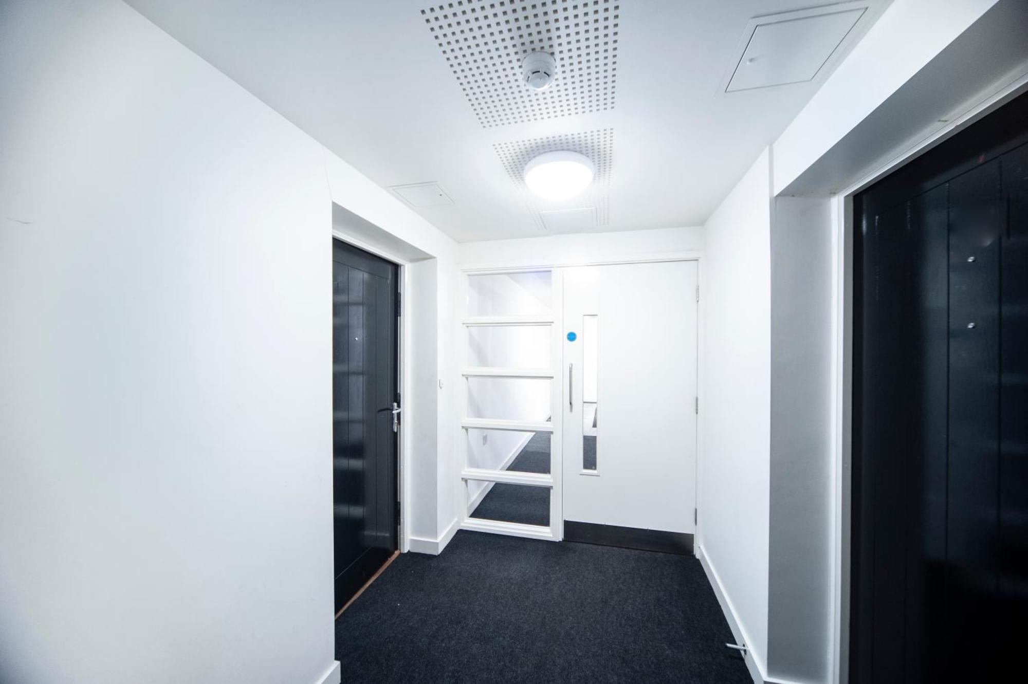 Floor - 2 Bed/2 Bath + Private Balcony Appartement *