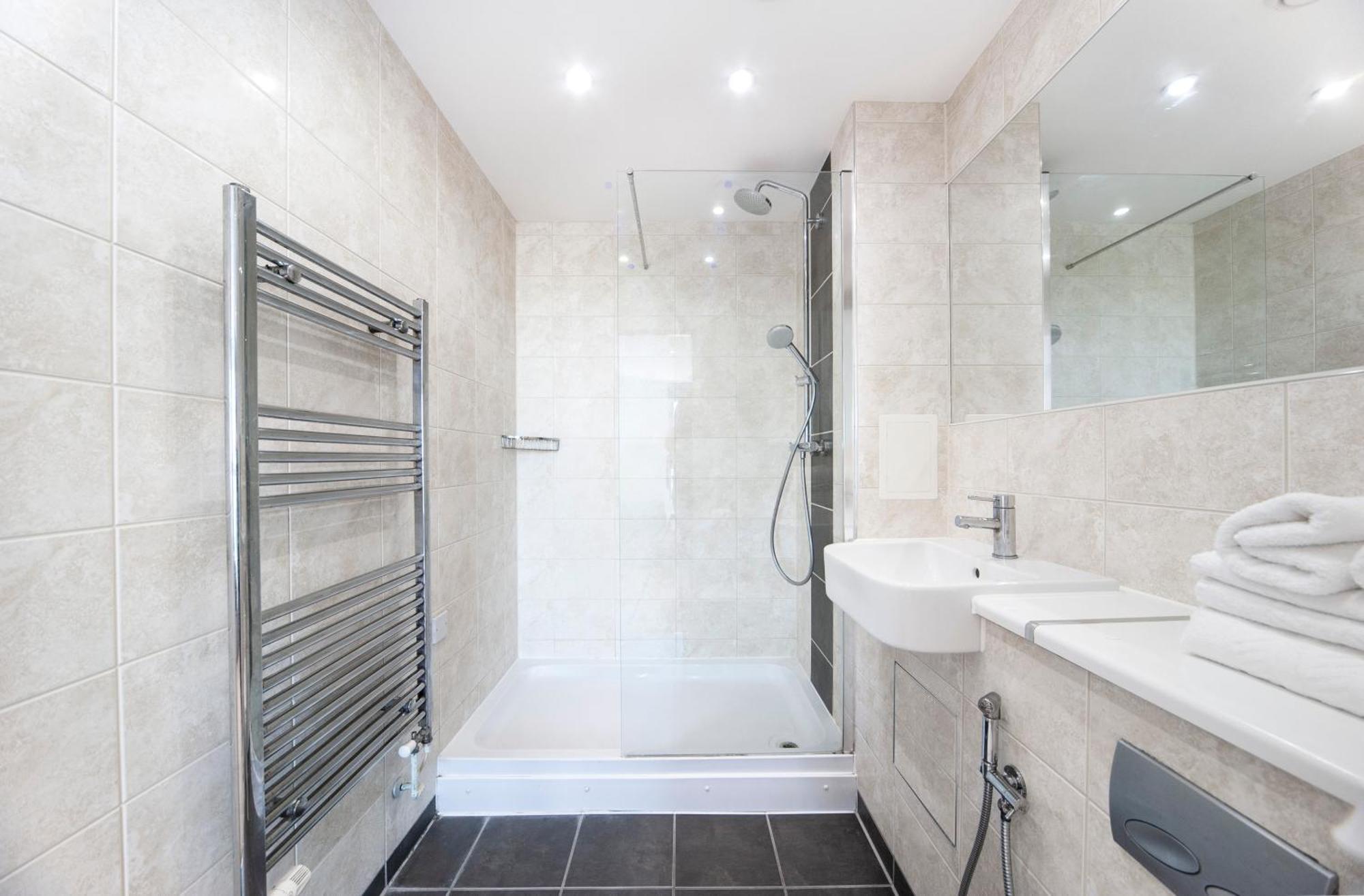 Floor - 2 Bed/2 Bath + Private Balcony * Londres