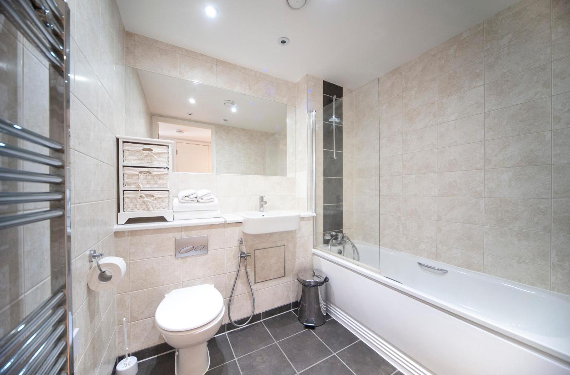Floor - 2 Bed/2 Bath + Private Balcony Londres