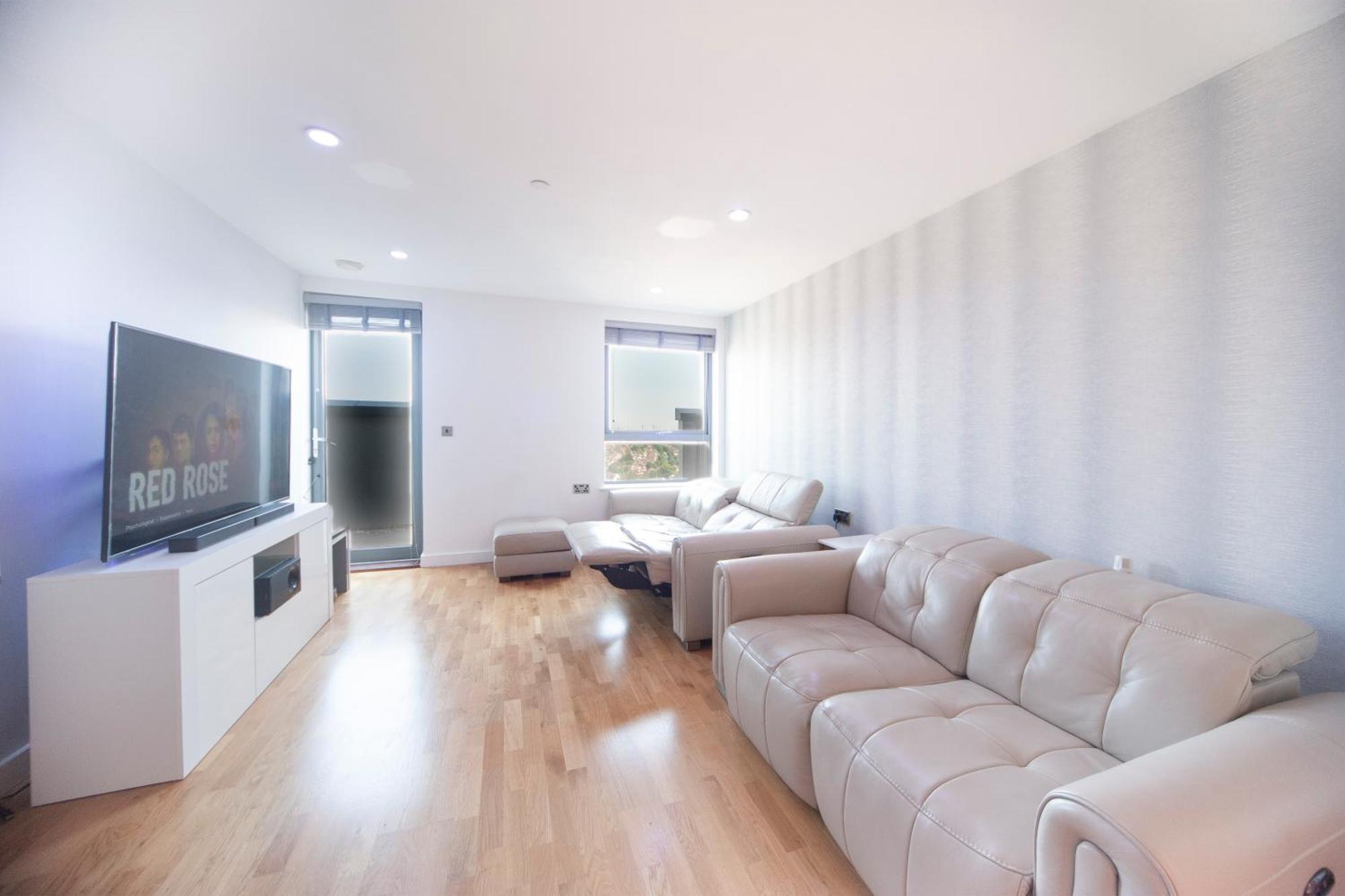 Floor - 2 Bed/2 Bath + Private Balcony * Londres