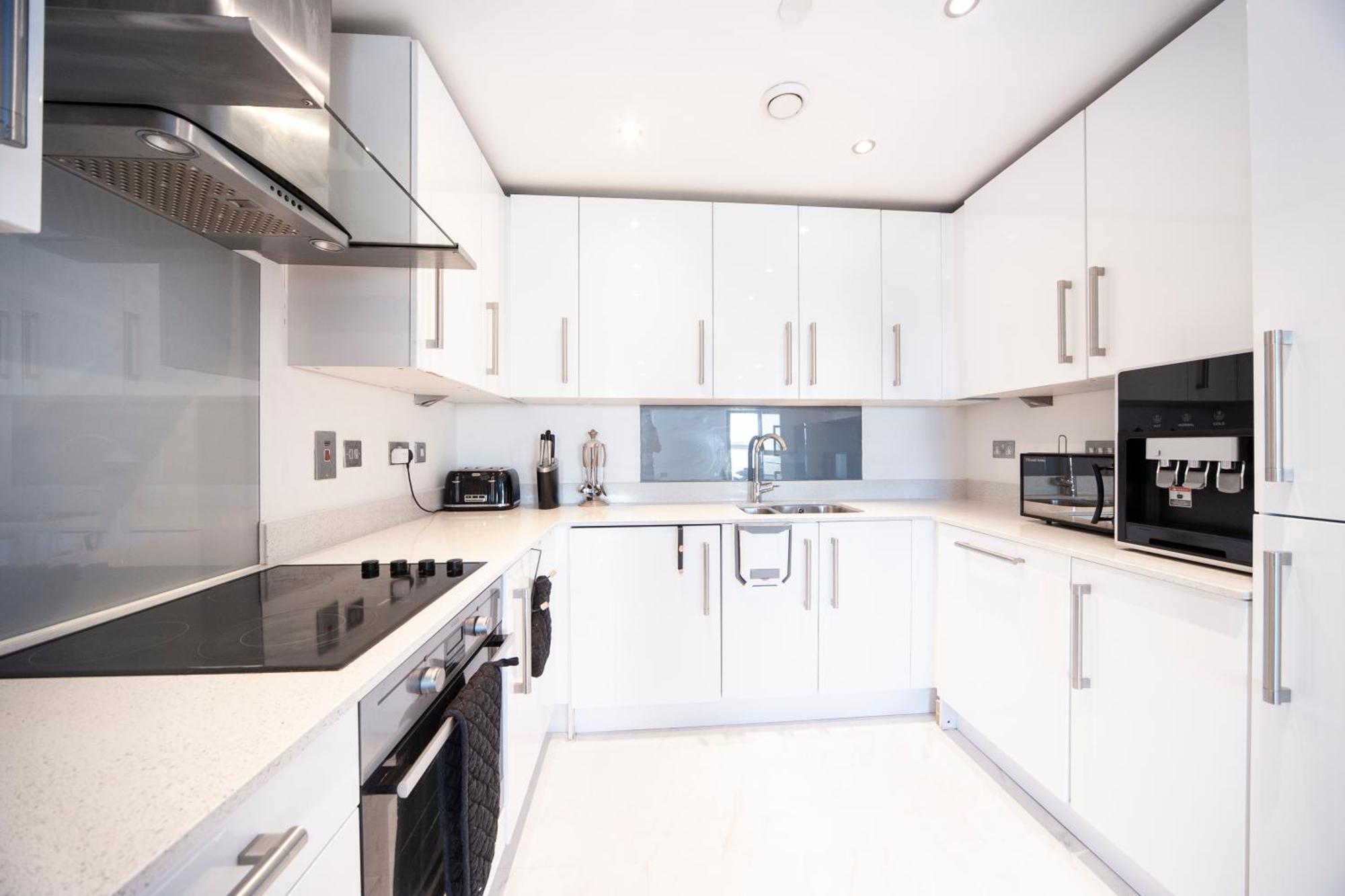 Floor - 2 Bed/2 Bath + Private Balcony Appartement *