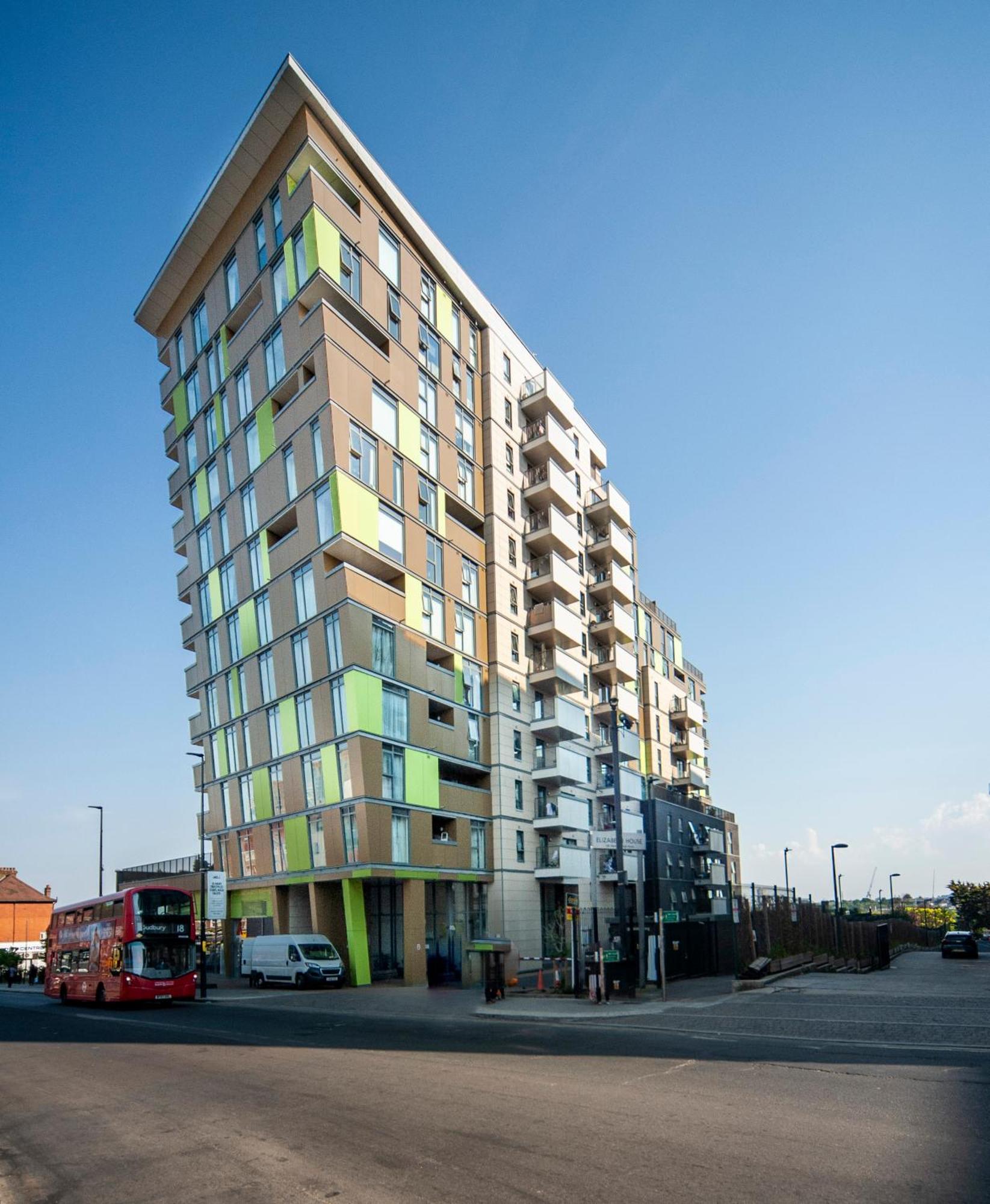 Appartement Floor - 2 Bed/2 Bath + Private Balcony