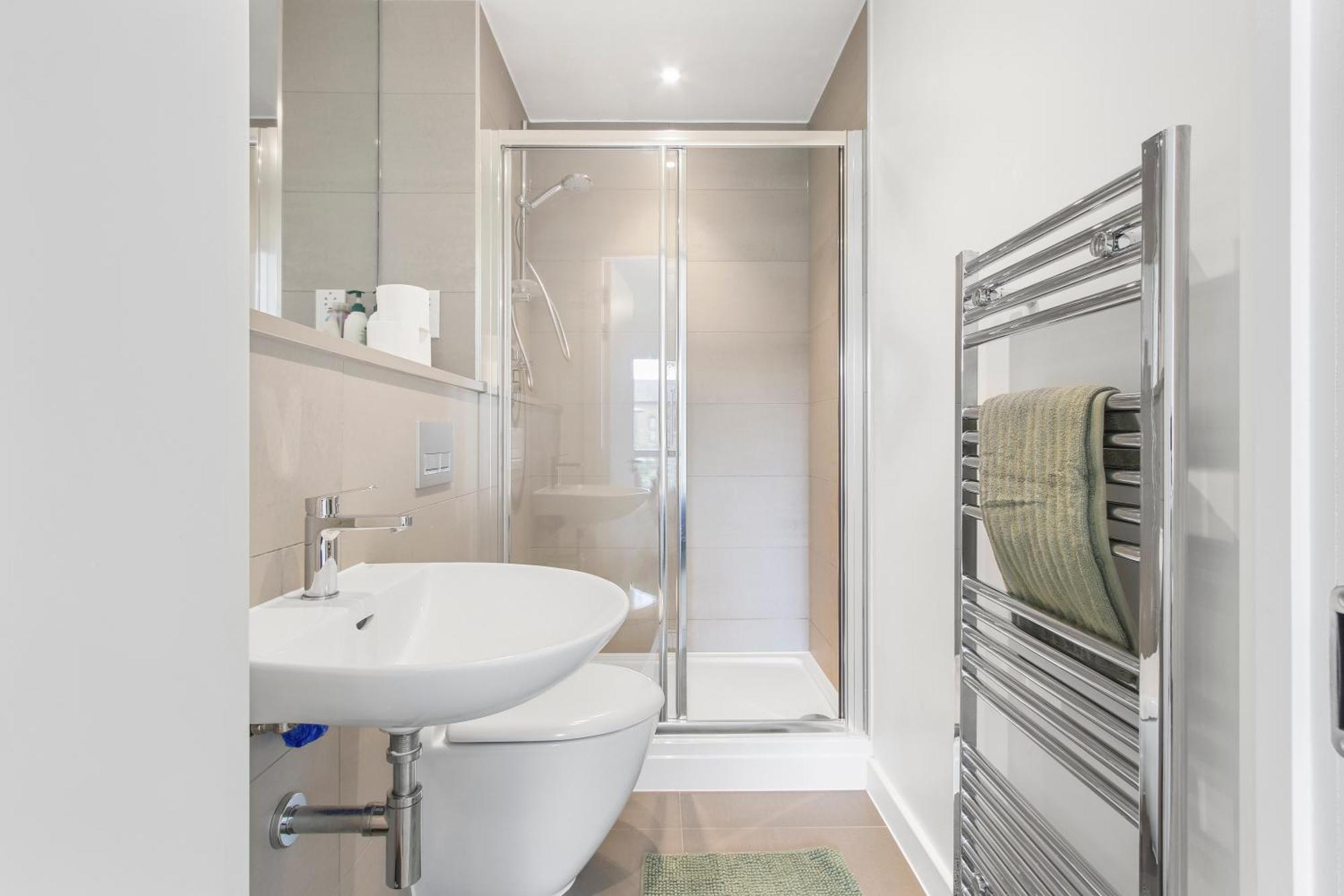 Centrally Located - Modern - 2bed - 2bath Apartamento