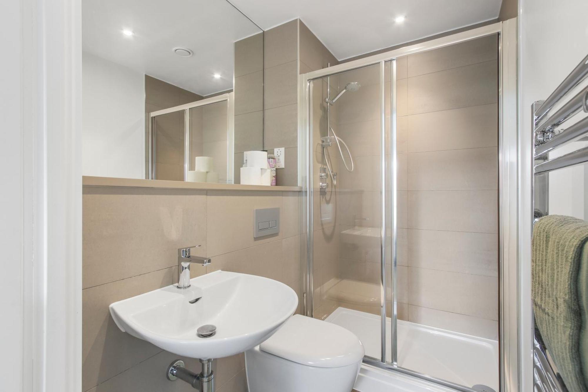 Centrally Located - Modern - 2bed - 2bath Apartamento *