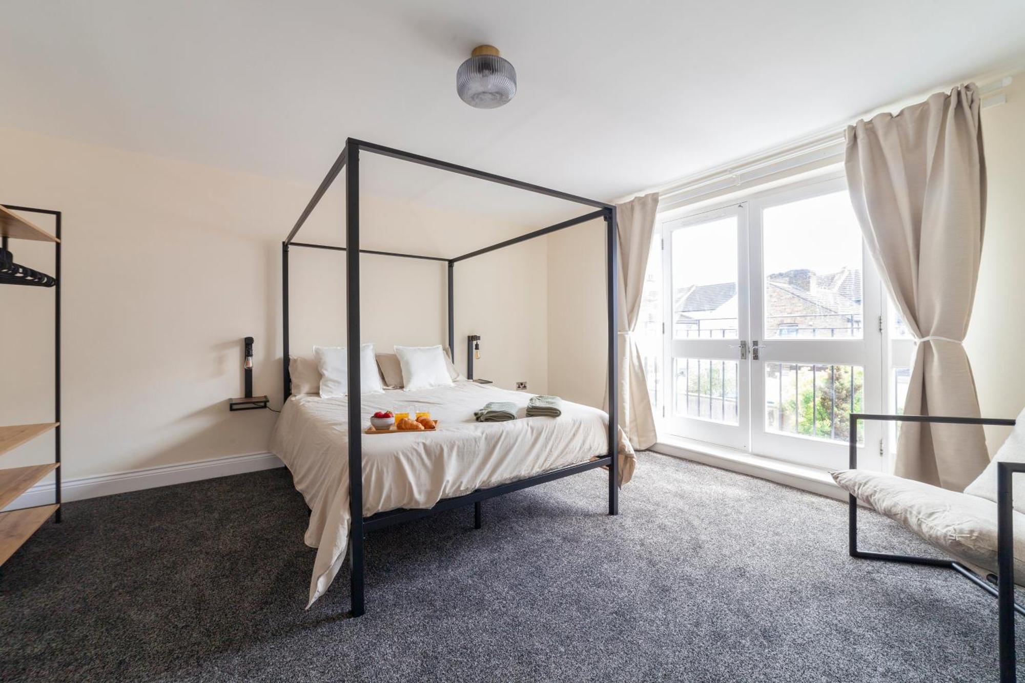 Casa de Férias Arte Serviced Stratford - 3 Bedrooms 2 Bathrooms London, Stratford, Maryland, Free Parking, Garden, Weekly Or Monthly - Up To 8 Guests