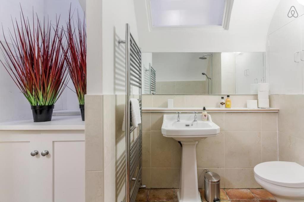 Spacious Soho On Quaint Cobbled Street Apartamento Londres
