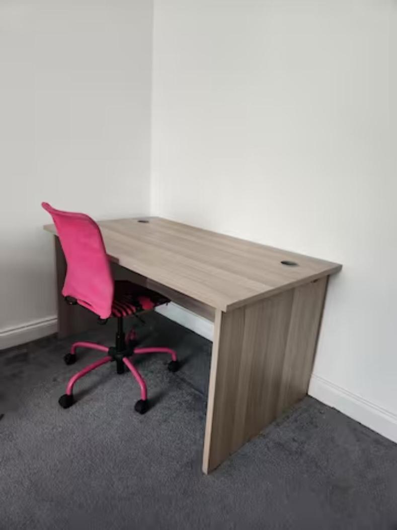 Apartamento 12 Minutes To Kings Cross, 6 Minutes Walks To The Train Station - Free Parking 3 Bed 2 Bath Fully Refurbished Flat No Party Or Gathering Allowed