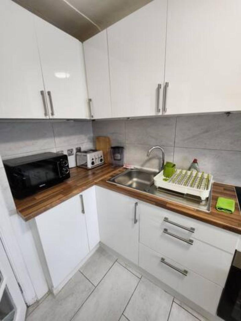 Apartamento 12 Minutes To Kings Cross, 6 Minutes Walks To The Train Station - Free Parking 3 Bed 2 Bath Fully Refurbished Flat No Party Or Gathering Allowed