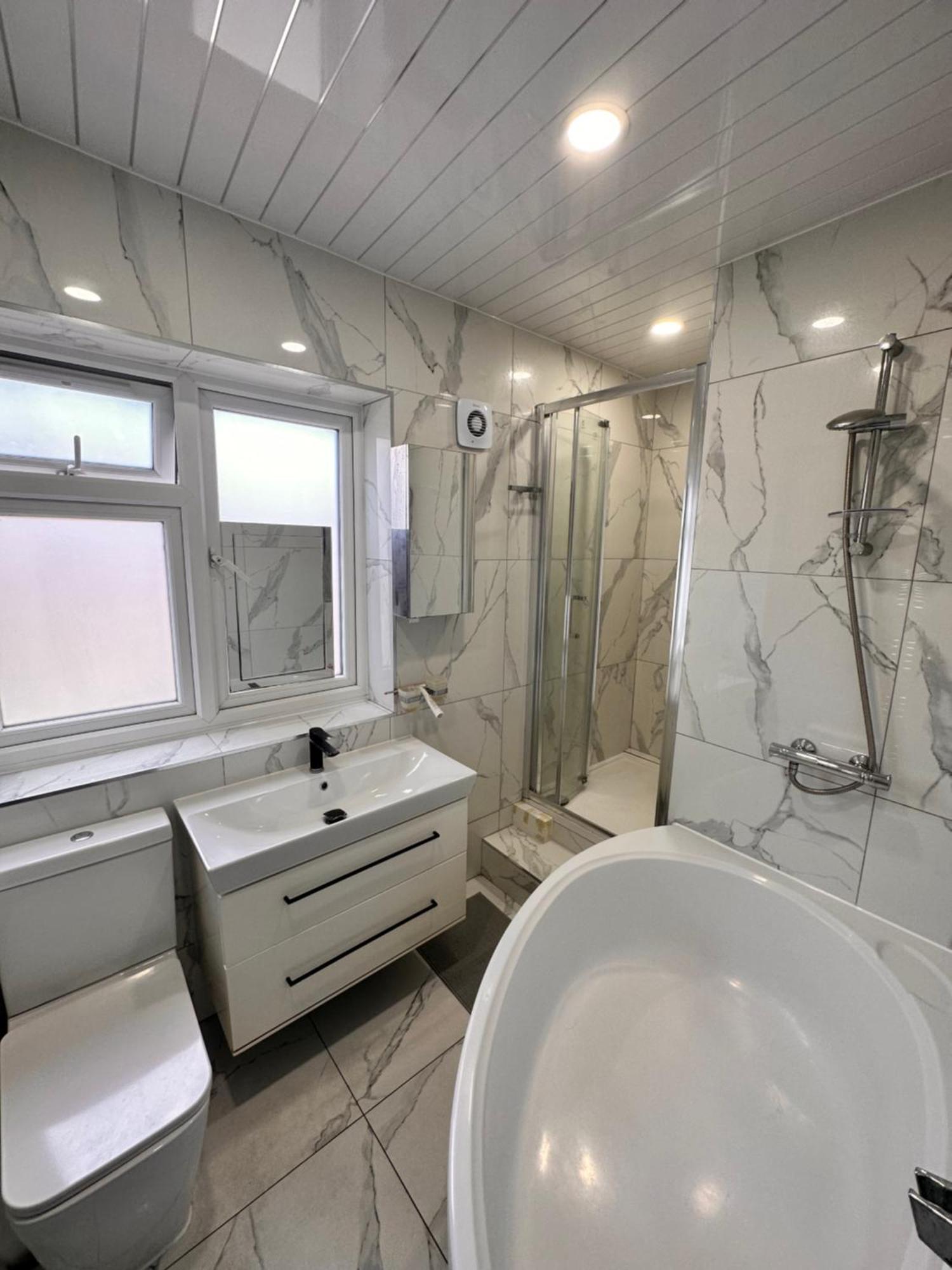 Double And Single In Bromley By Bow * Londres