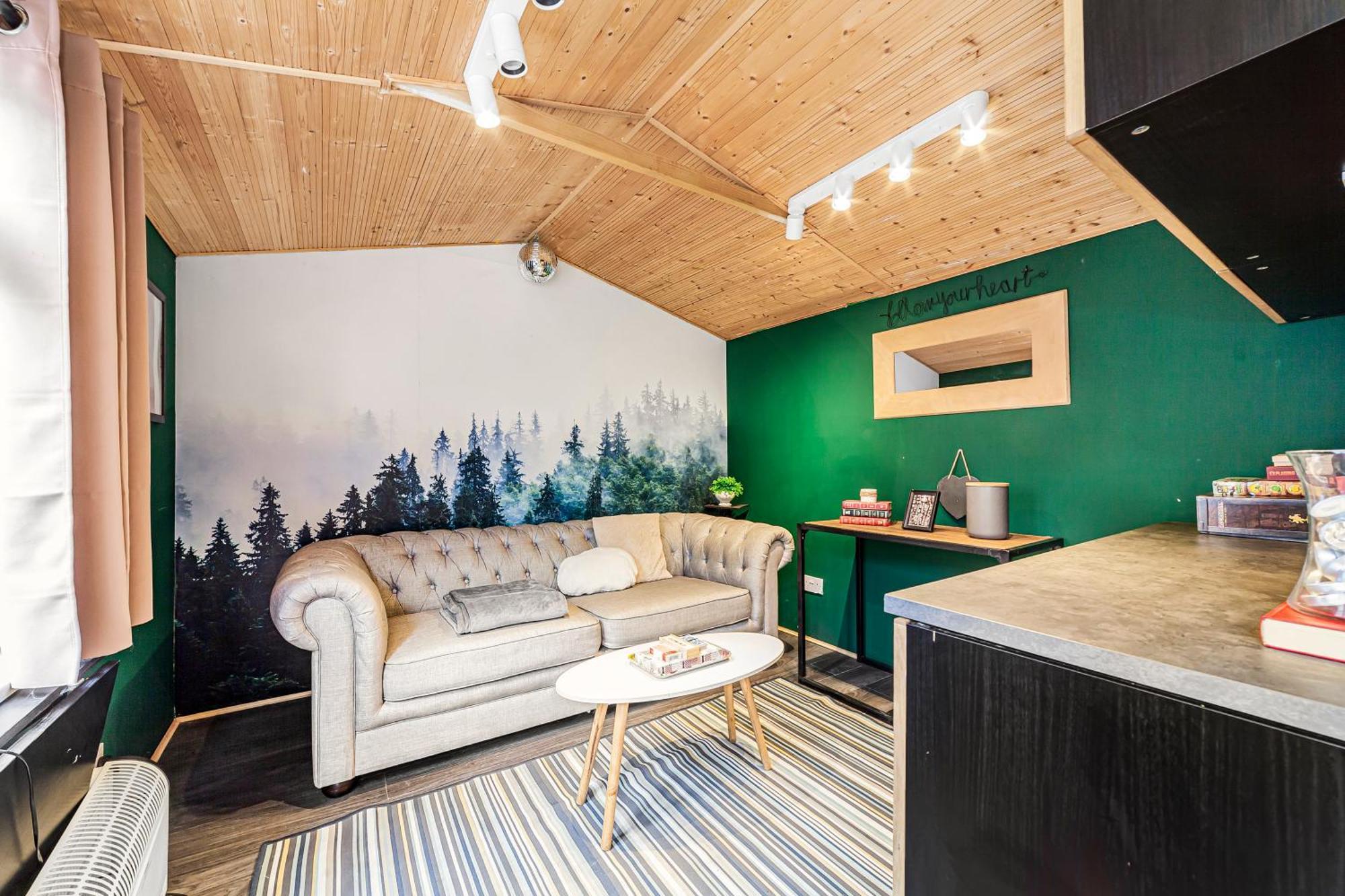 2bed Garden House W/hot Tub, Sauna & Cinema Hébergement de vacances *