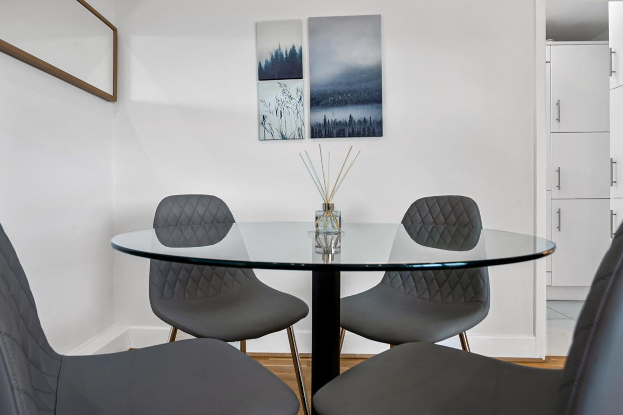 Apartment Stunning Flat On King's Road, Chelsea With Balcony *
