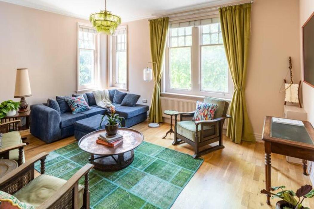 Three-storey, Renovated 1890s Heritage In Spitalfields Market Londen