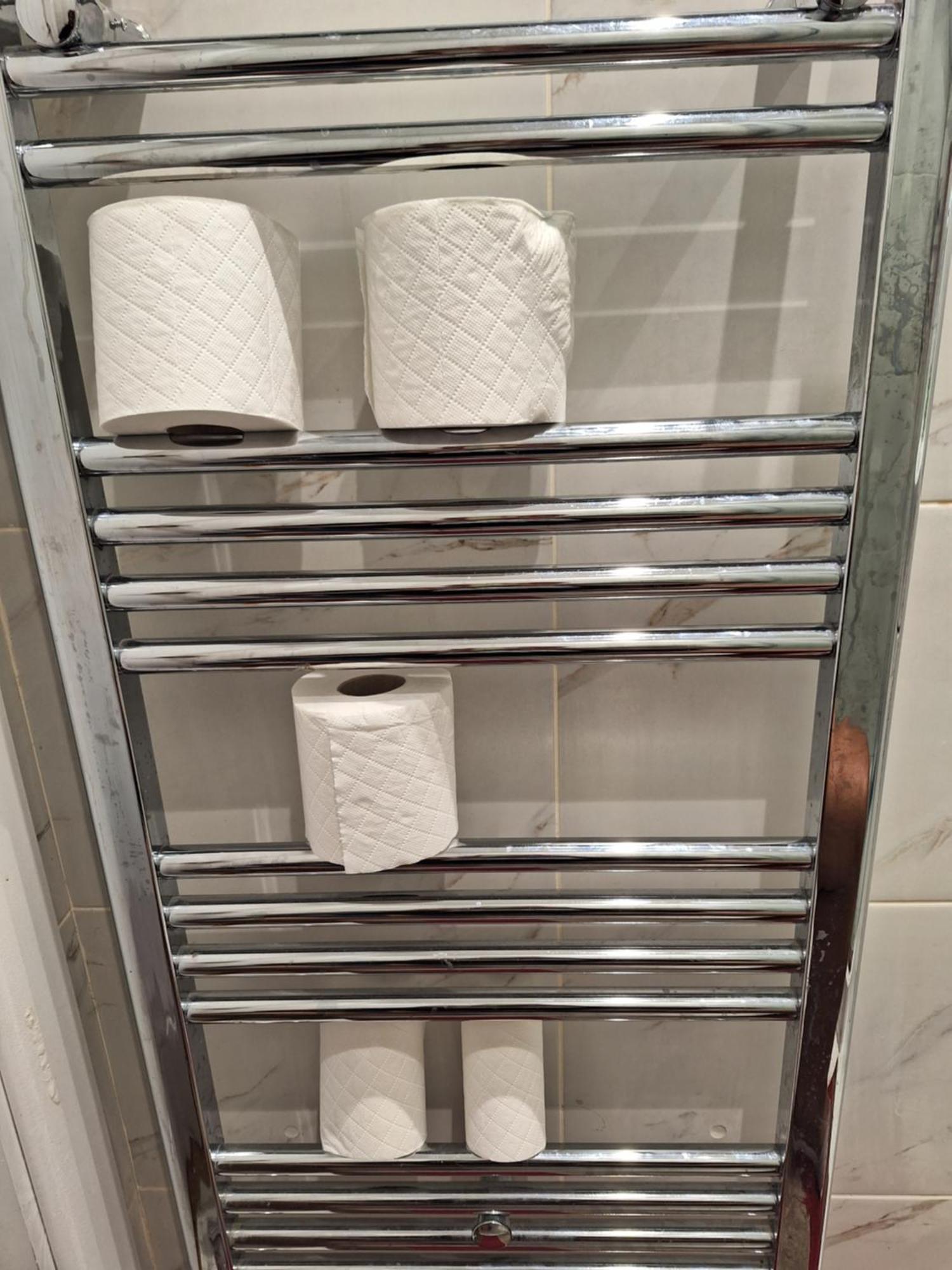 Double With Shared Bathroom In Private Self-contained Flat Will Share With One Other Person In Family House 2 Minutes Walk From Tufnell Park Tube Station 15 Minutes Walk From Camden Town Habitación en casa particular Londres