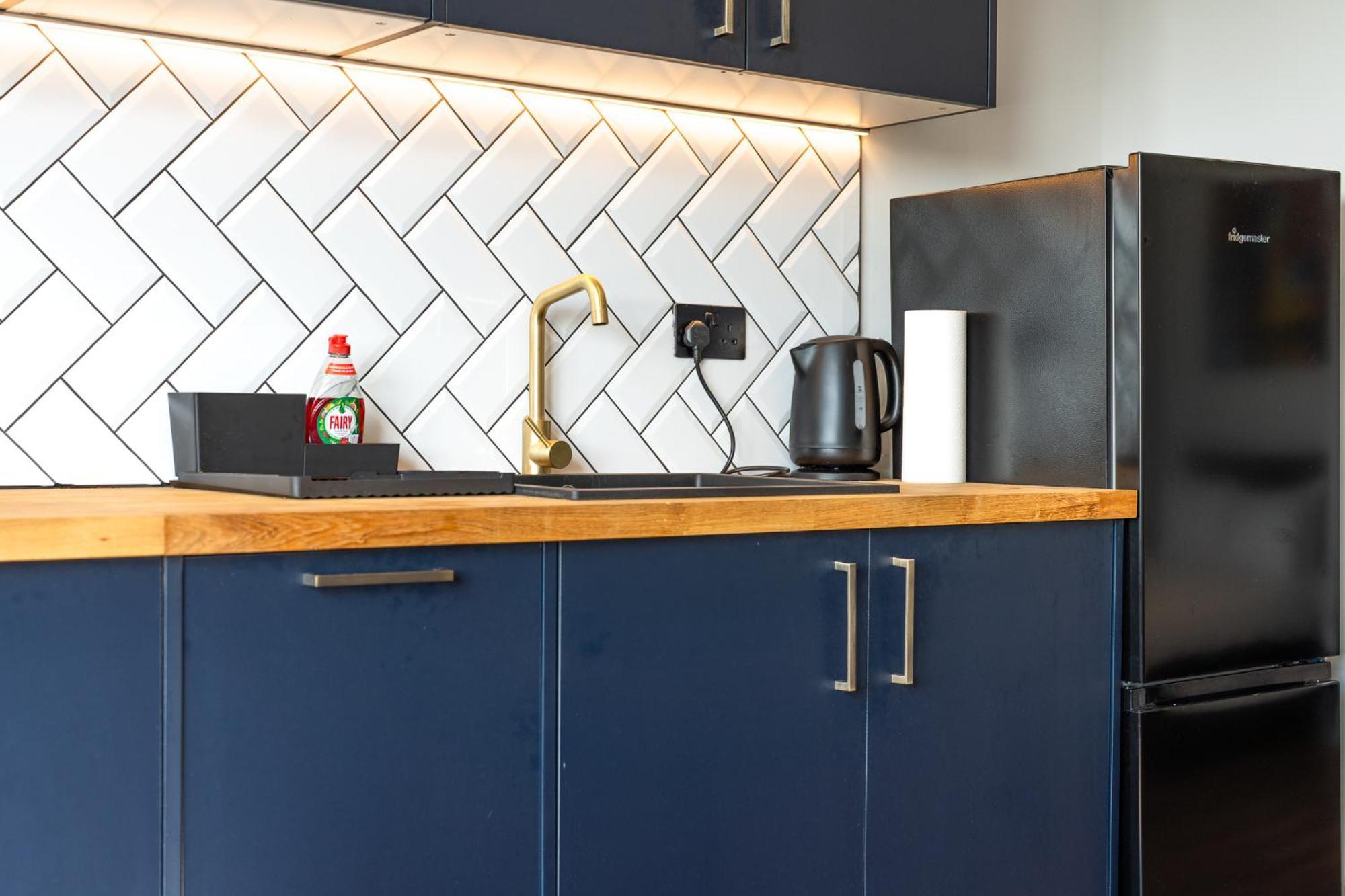 4 West Brand New Loft Apartment London