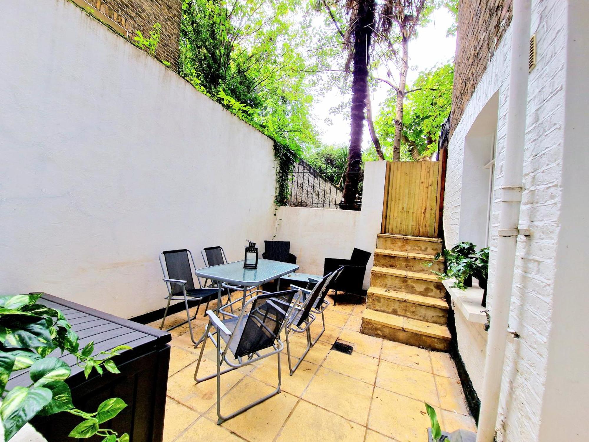 Spacious & Cosy 2 Bedroom 2 Sofa-beds With Private Entrance And Back Patio, 3 Min Walk To Earl's Court Station Apartamento *