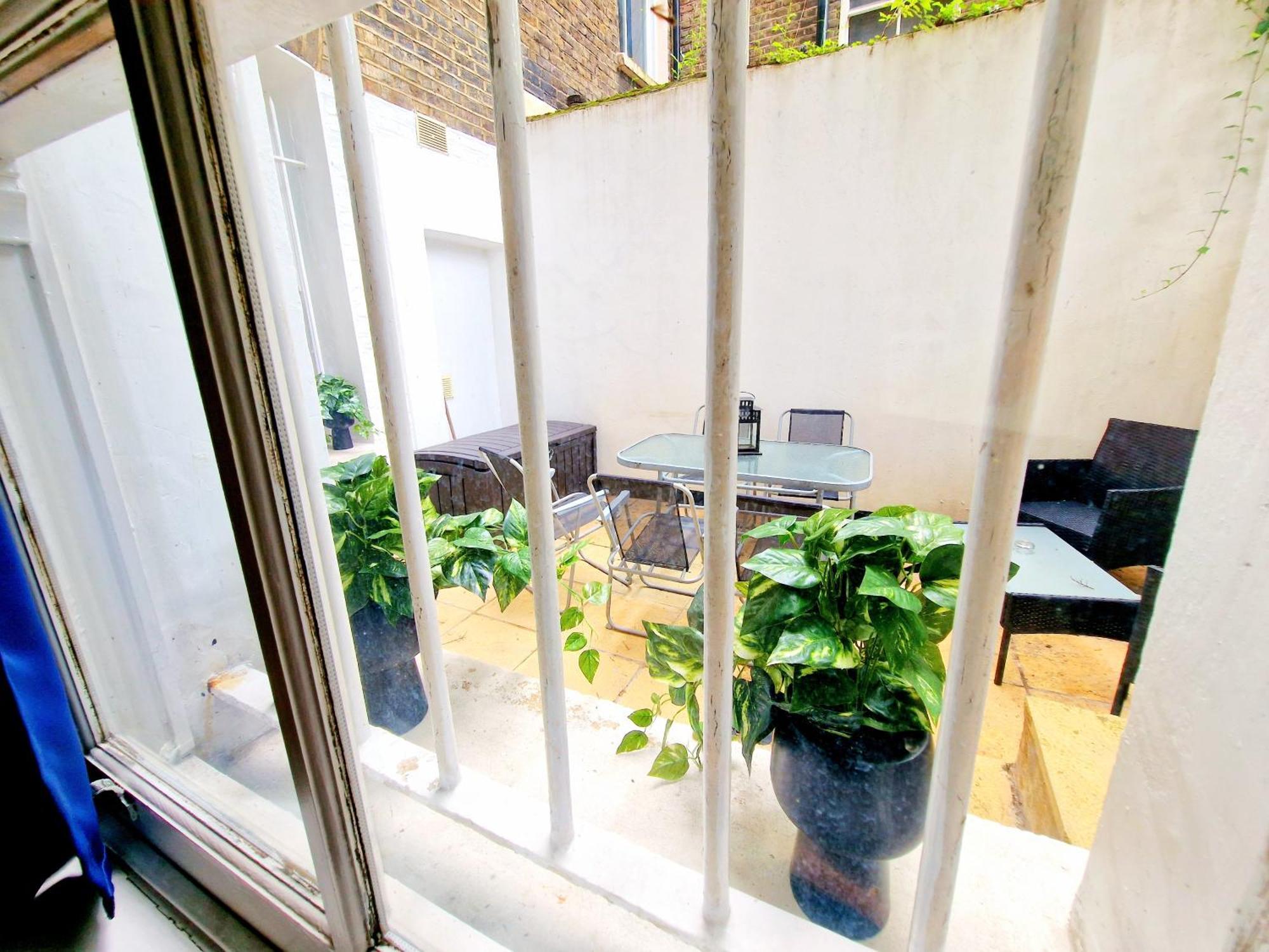 Spacious & Cosy 2 Bedroom 2 Sofa-beds With Private Entrance And Back Patio, 3 Min Walk To Earl's Court Station * Londres