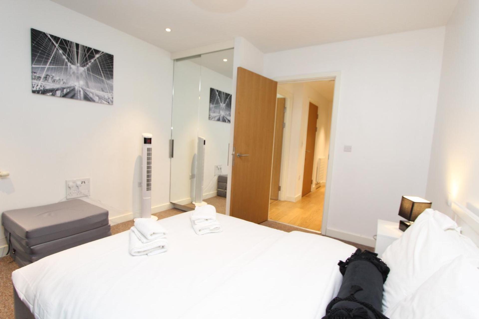 Spacious & Modern 1 Bedroom Close To Station In E16 Apartamento