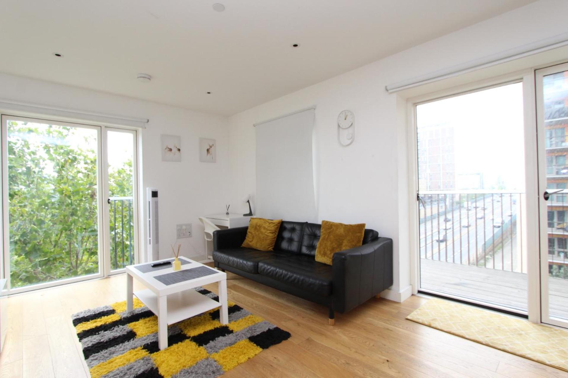Spacious & Modern 1 Bedroom Close To Station In E16 Apartamento