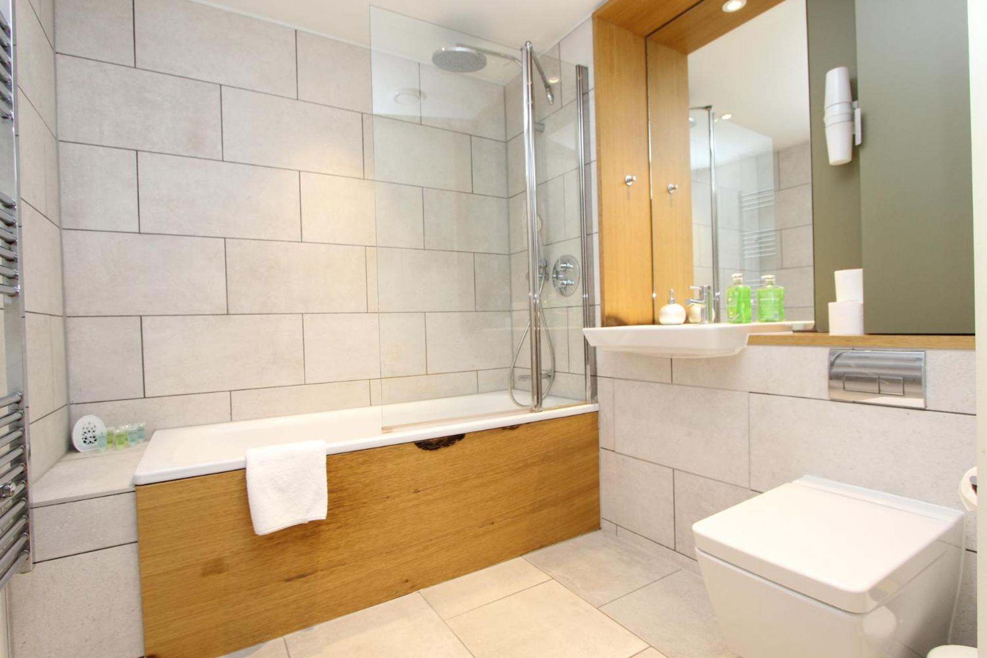 Spacious & Modern 1 Bedroom Close To Station In E16 Londres