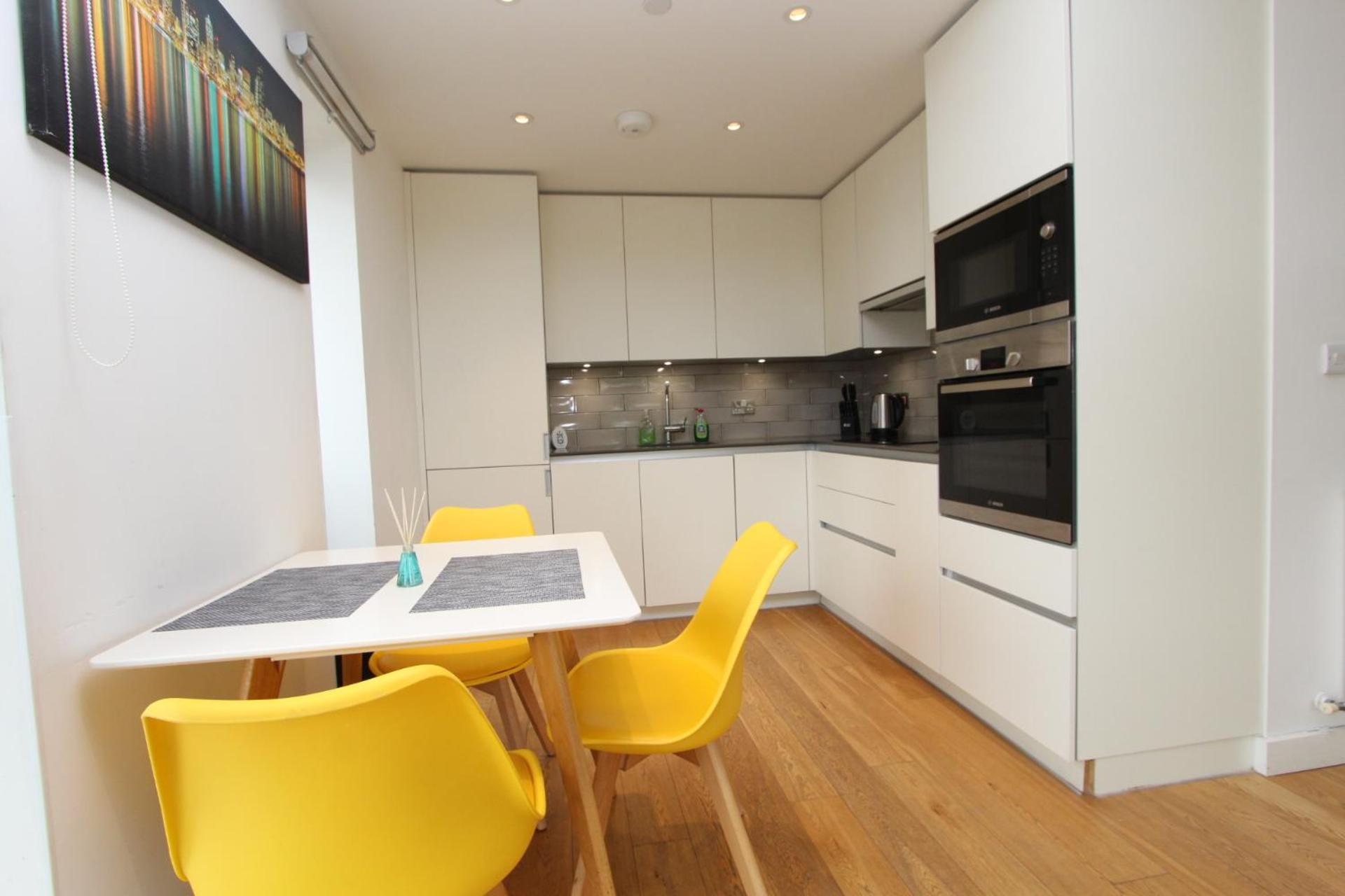 Spacious & Modern 1 Bedroom Close To Station In E16 Apartamento