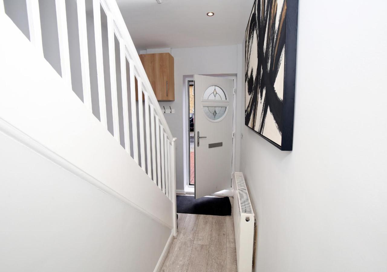 Family-friendly 3-bed House With Parking Near O2 *