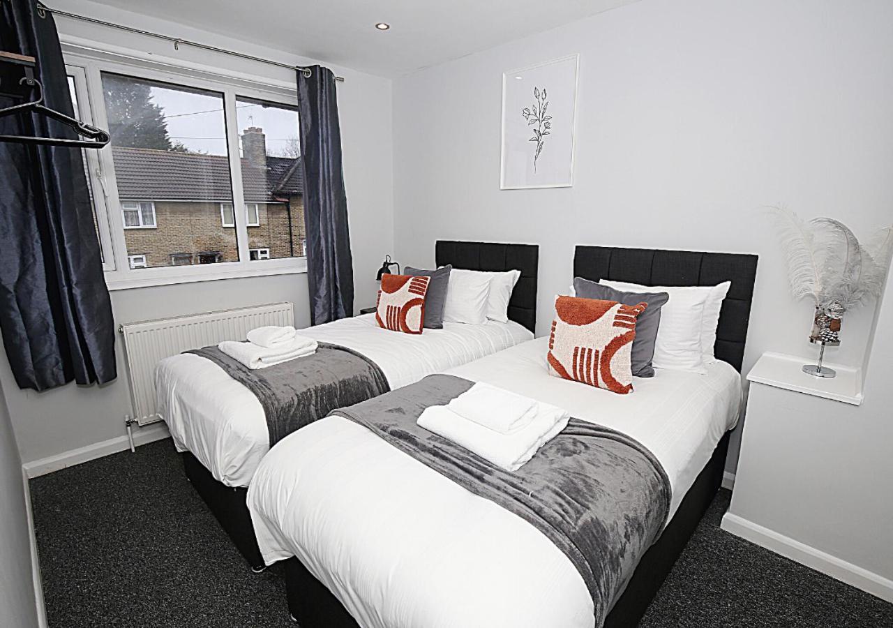 Family-friendly 3-bed House With Parking Near O2 Apartment