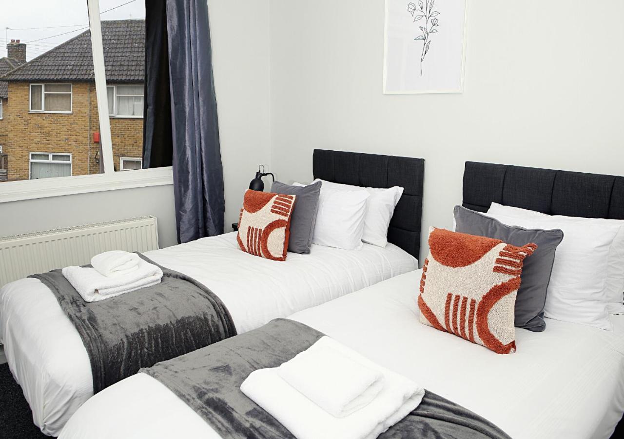 Family-friendly 3-bed House With Parking Near O2 Apartment *