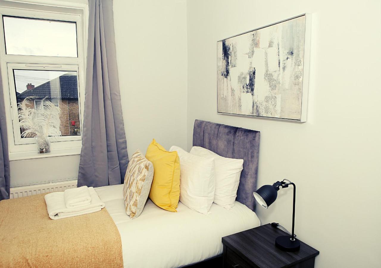 Family-friendly 3-bed House With Parking Near O2 * London