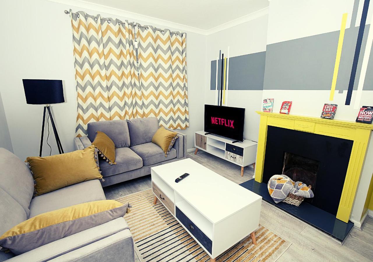 Family-friendly 3-bed House With Parking Near O2 Apartment London