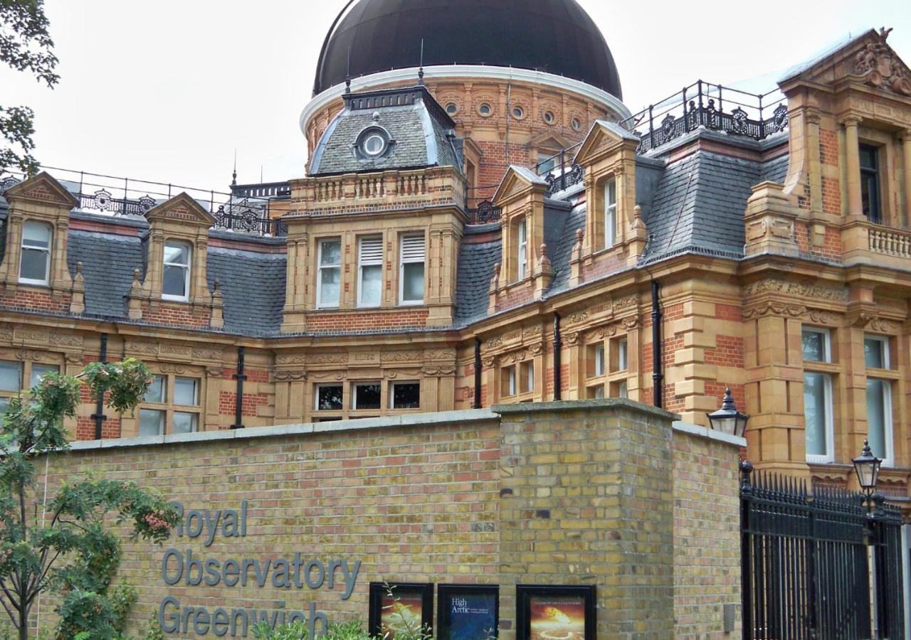 Family-friendly 3-bed House With Parking Near O2 Apartment
