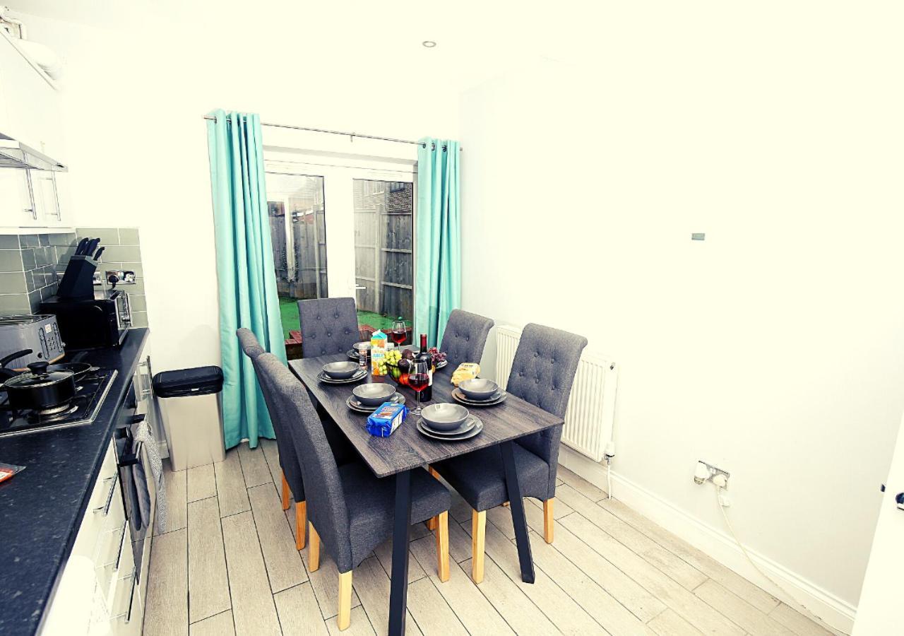 Family-friendly 3-bed House With Parking Near O2 *