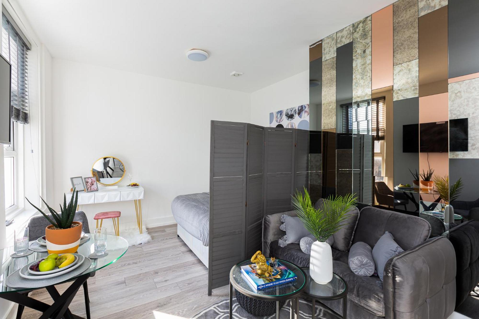 Trendy And Spacious Near Notting Hill 1
