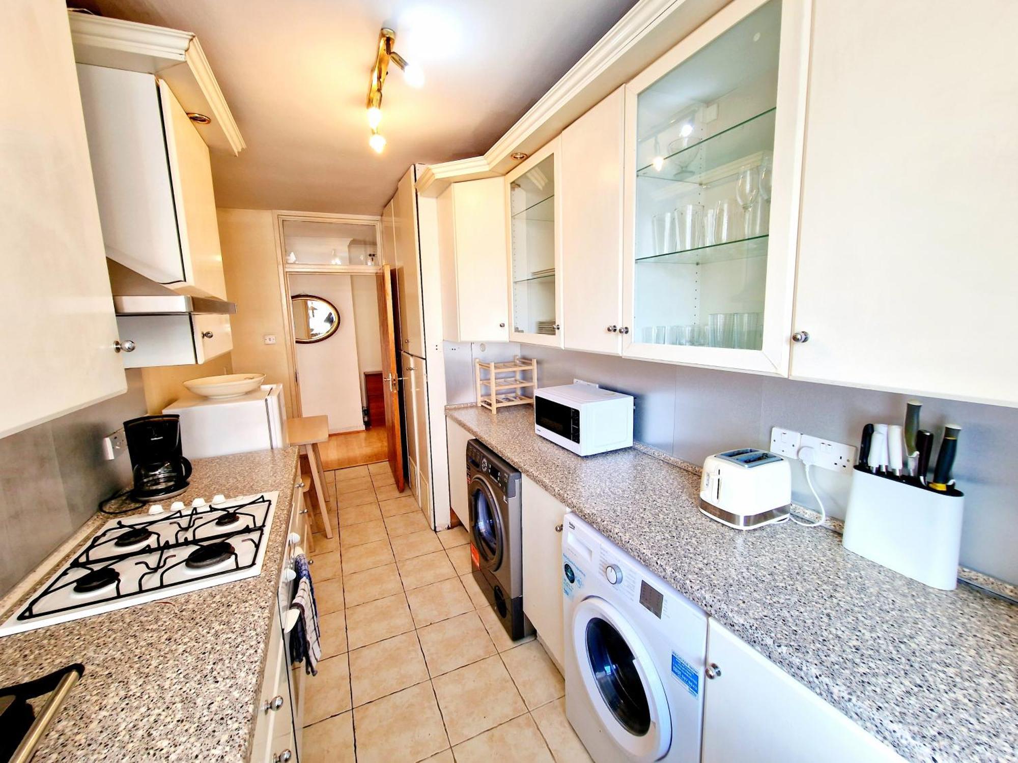 Bright & Spacious In Building With Lift, Right Next To Bayswater Station - Walk To Kensington Palace, Hyde Park, Little Venice & Notting Hill Londen